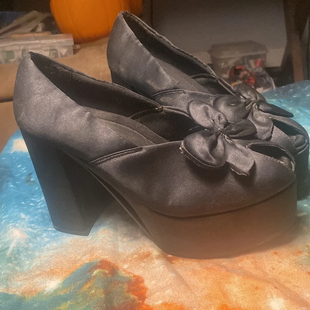 Hot topic brand, black, platinum heels, peep toe with bow on top - Picture 2 of 5